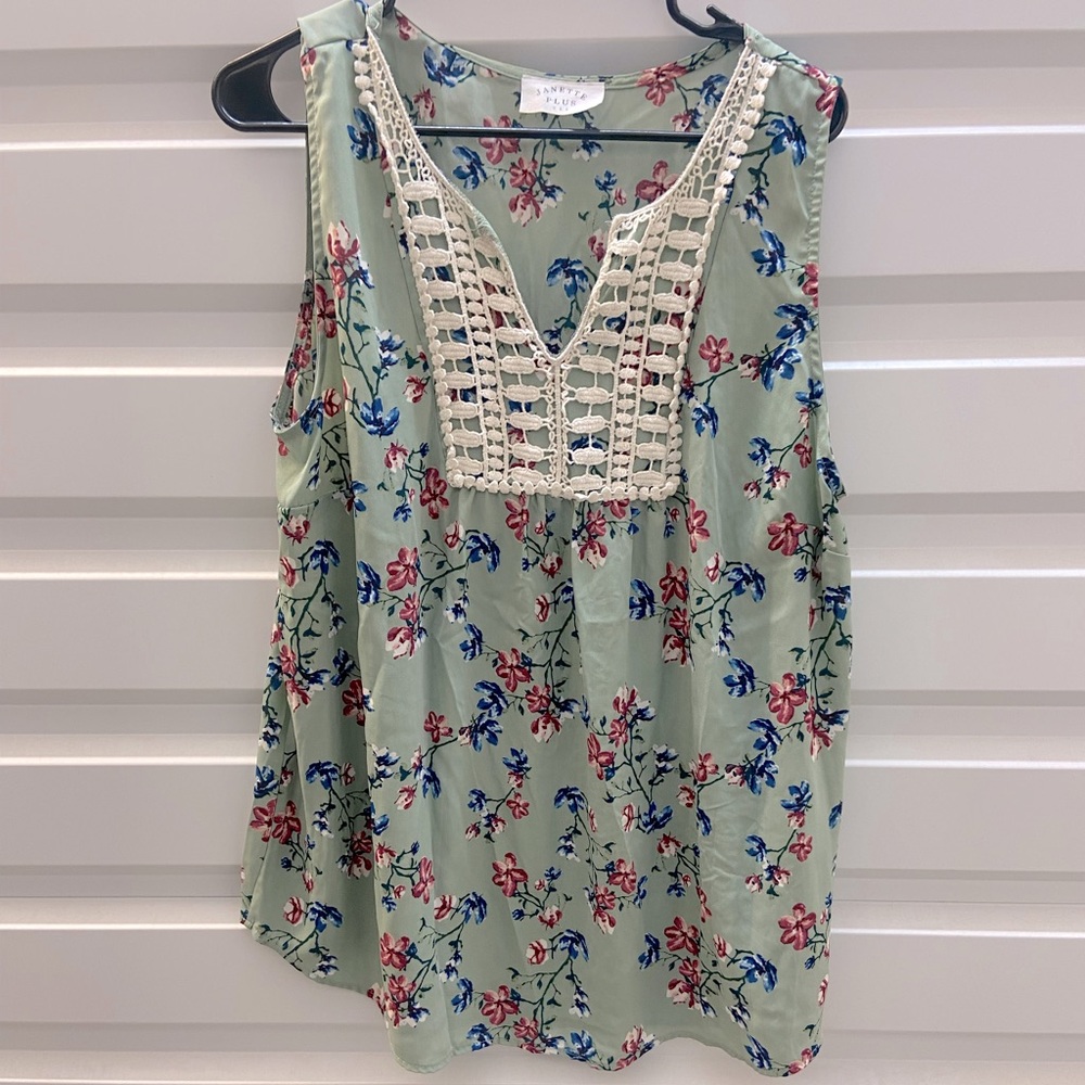 Jeanette Plus floral sleeveless top lace detail size XL